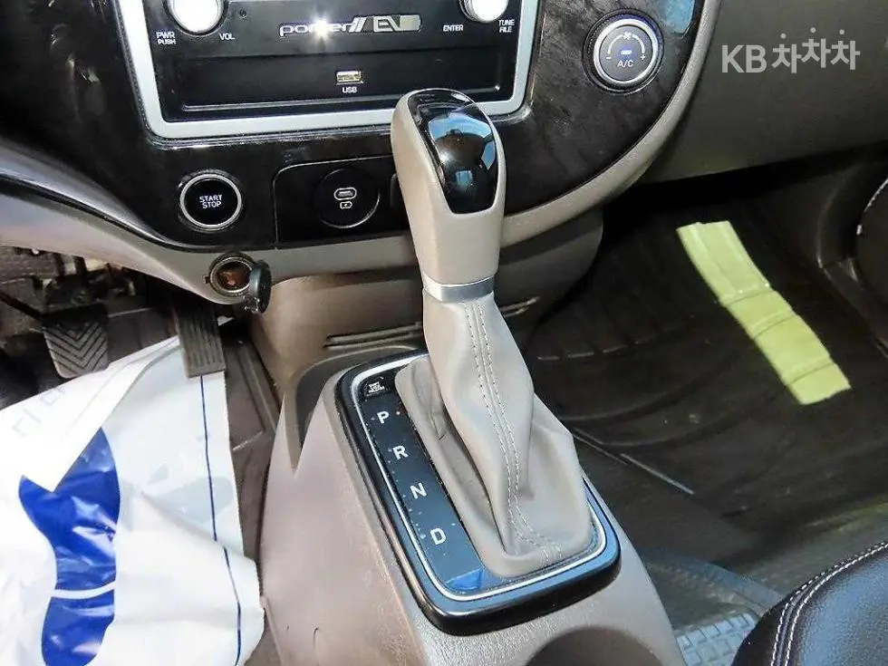 Хюндай Porter 2 ЕлектрическиSuper Cab Удължено междуосие Premium Специал (специален признак/издание) - 10