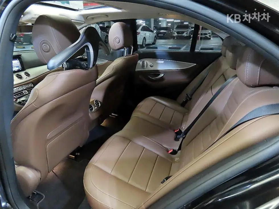 Mercedes-Benz E-Клас (W213) E300 AMG Line - 7