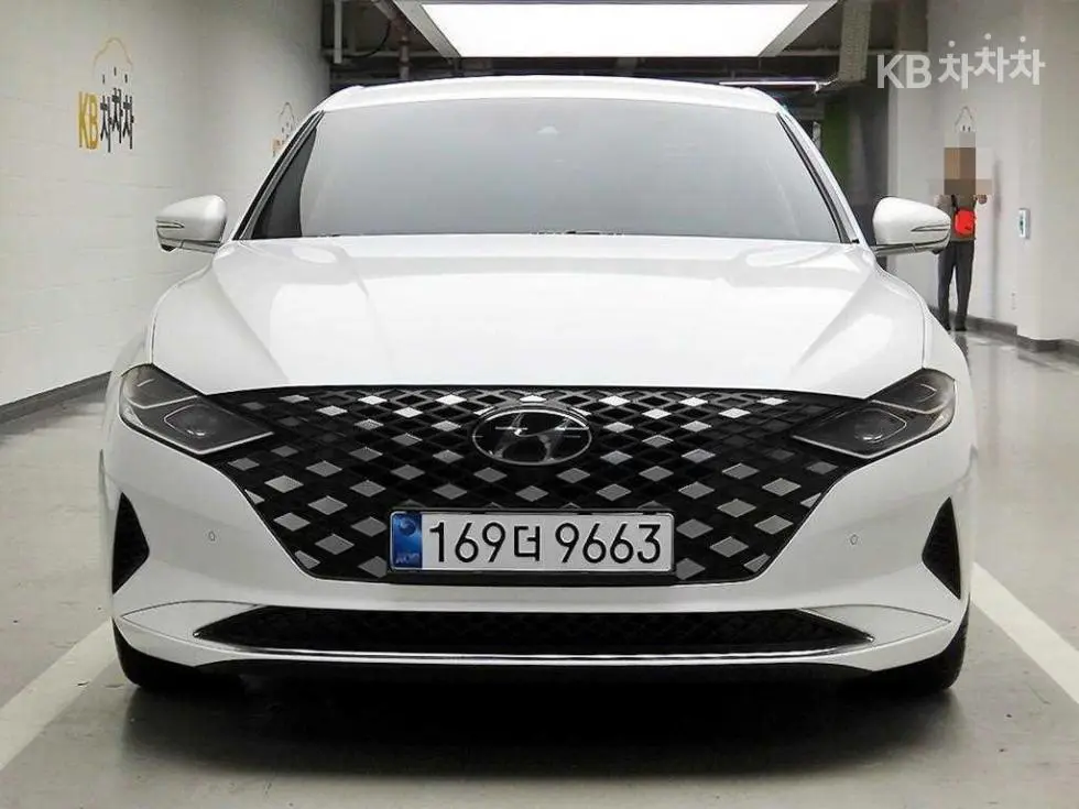 Hyundai The New Grandeur 2.5 Le Blanc - Image 1