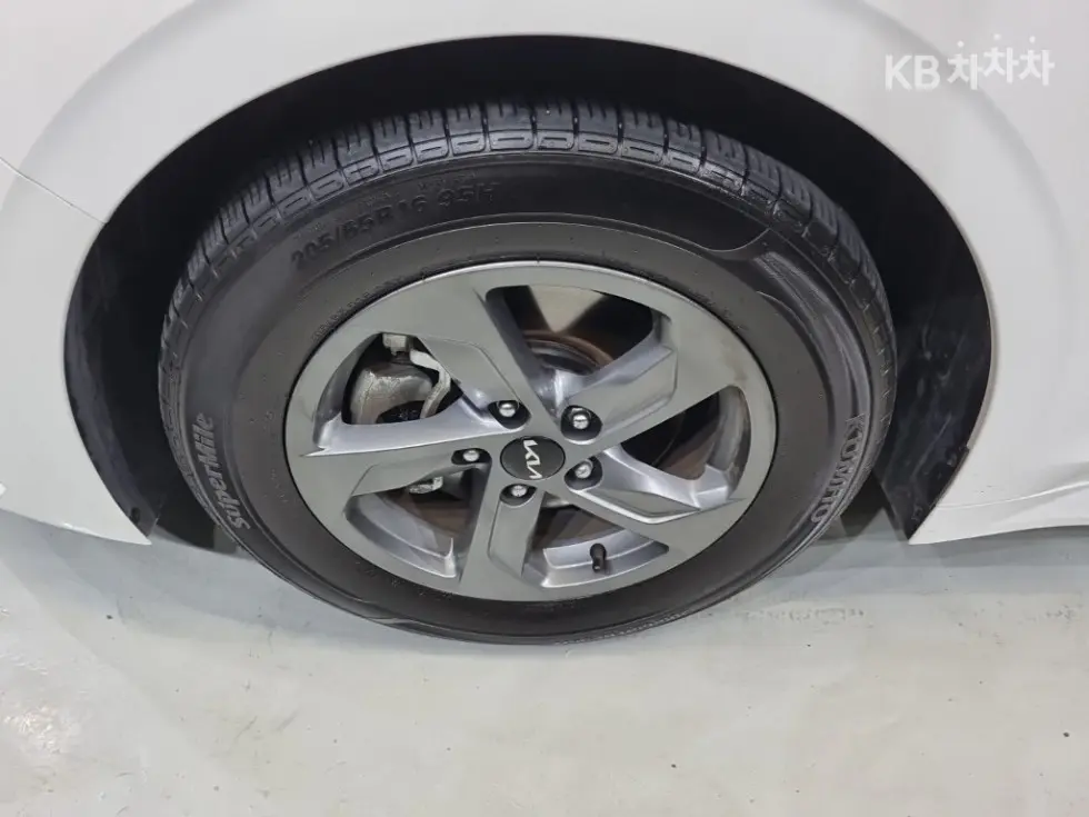 Киа The New K5 3-то поколение2.0 LPG Рент-а-кар Тренди - 25