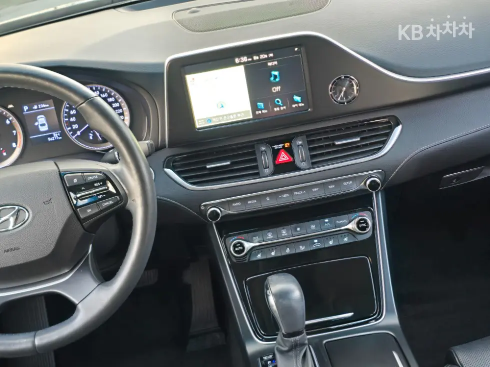 Хюндай GrandeurIG2.4 Premium Стандартен - 19