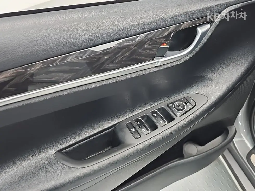 Хюндай GrandeurIG2.4 Premium Стандартен - 16